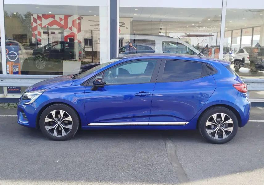 Profil latéral droit d'une Renault Clio 1.0 SCe 65ch Evolution bleu Iron avec jantes alliage et vitres teintées.