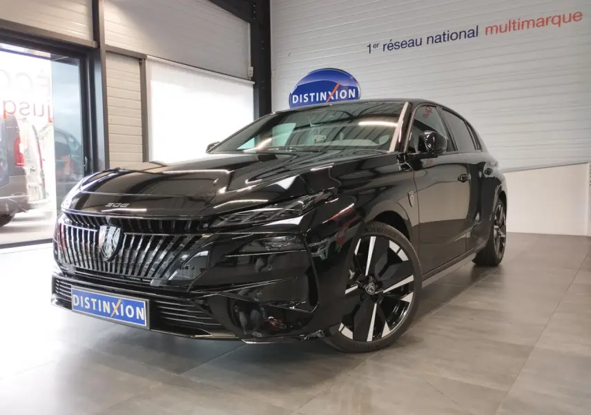 Peugeot 308 noir métal vue 3/4 avant droit en intérieur, avec calandre et jantes alliage distinctives.