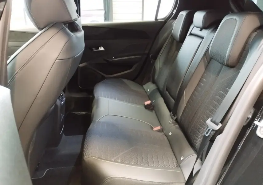 Vue côté droit de la banquette arrière noire en tissu et similicuir du Peugeot 308 1.2i Hybrid 2026.