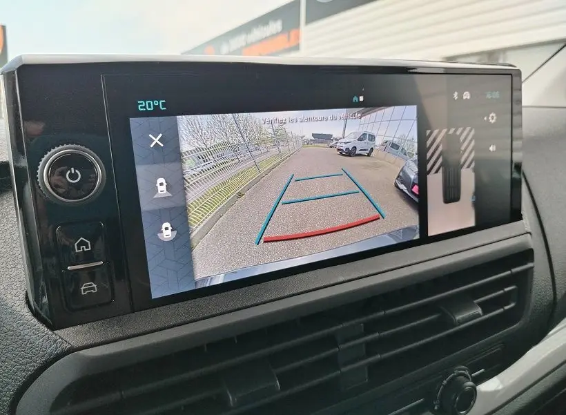 Écran tactile intérieur montrant la caméra de recul avec vue arrière sur un Citroën Jumpy gris titane, 2025.