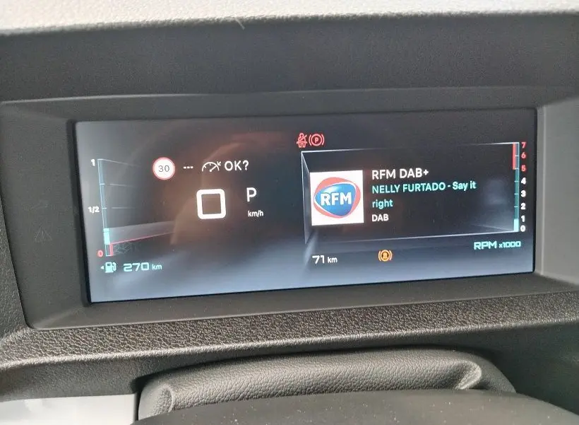 Tableau de bord numérique du Citroën Jumpy Cabine Approfondie 2025, affichage vitesse, autonomie et radio RFM DAB+