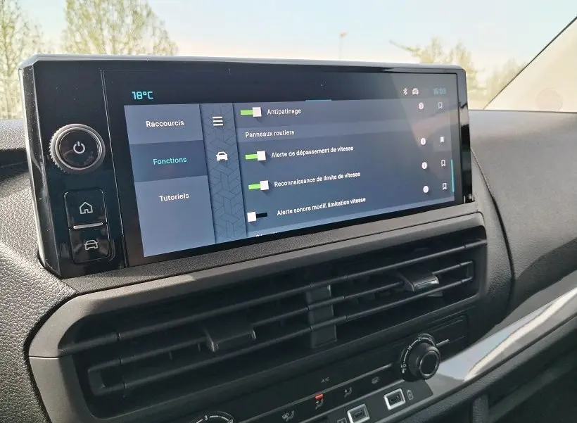 Écran tactile central du tableau de bord du Citroën Jumpy Cabine Approfondie 2025, affichant les réglages d’assistance à la conduite.