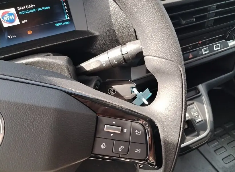 Détail du volant et commandes multifonctions du Citroën Jumpy Cabine Approfondie 2025, intérieur noir avec écran digital.