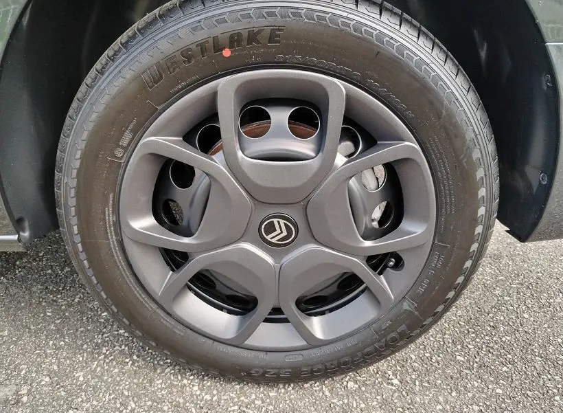 Gros plan sur la roue avant droite gris titane du Citroën Jumpy Cabine Approfondie avec jante tôlée noire et enjoliveur.