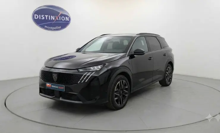 Peugeot 5008 Hybrid noir en 3/4 avant droit, avec jantes alliage 19 pouces et barres de toit visibles.