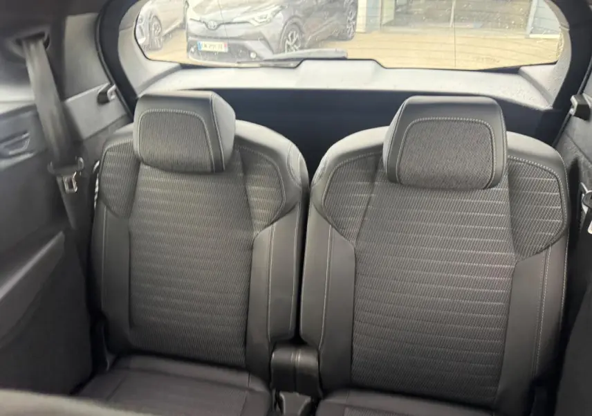 Vue intérieure arrière montrant les deux sièges noirs du Peugeot 5008 Hybrid 145 ch e-DCS6 GT 2025.