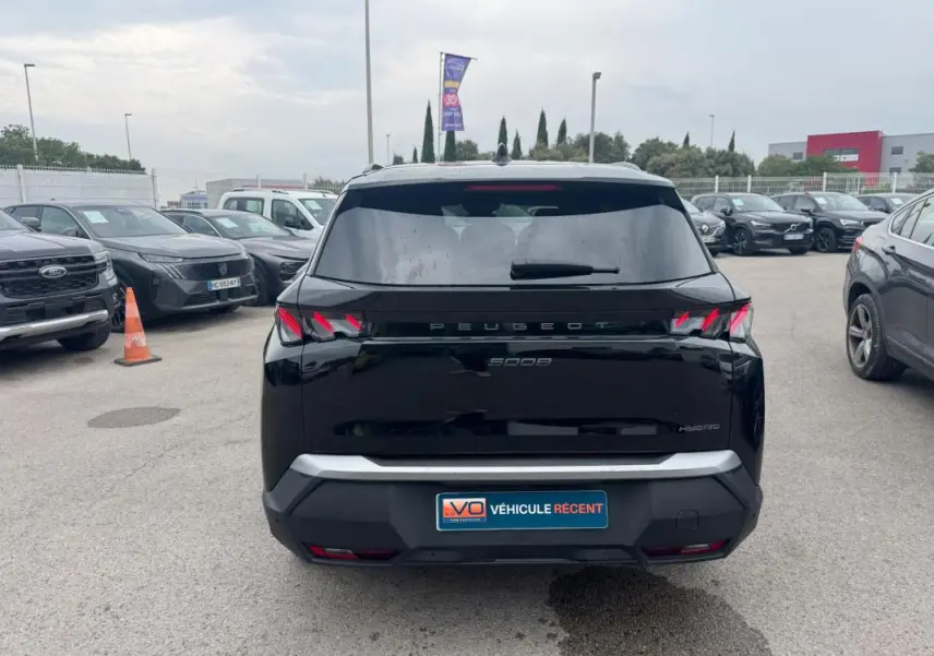 Vue arrière d'un Peugeot 5008 Hybrid noir 2025 avec feux arrière à griffes et plaque "Véhicule récent".