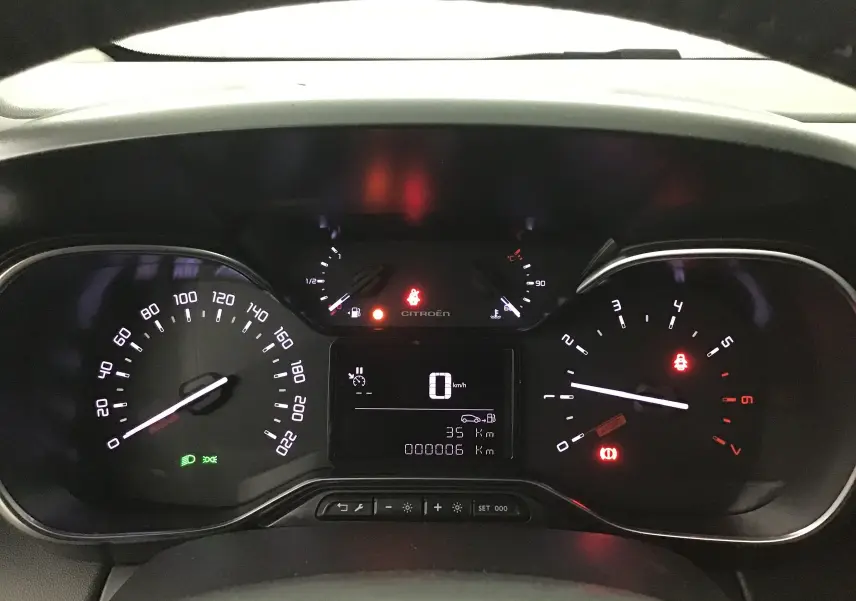 Vue rapprochée du tableau de bord de la Citroën C3 Aircross 2024 avec affichage digital et compteurs analogiques éclairés.