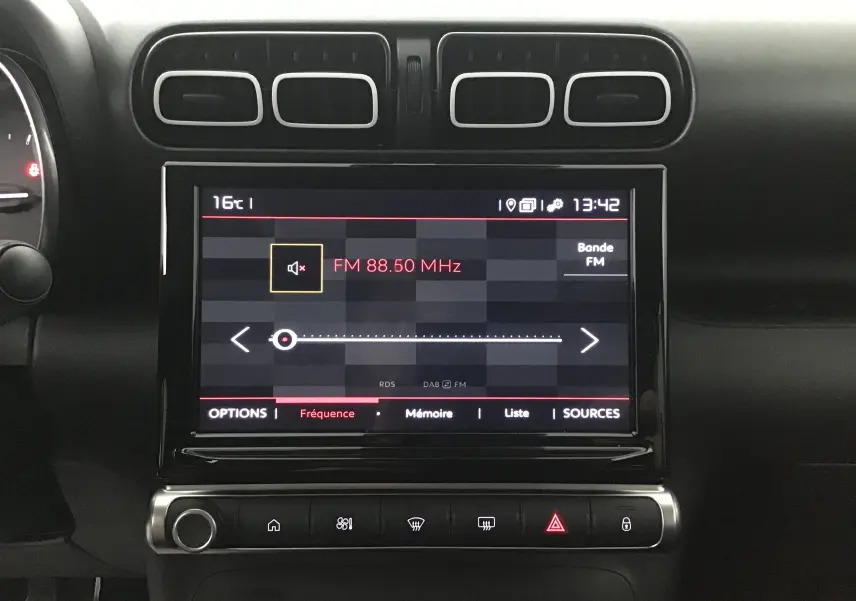 Vue rapprochée de l’écran multimédia et des commandes centrales du tableau de bord du Citroën C3 Aircross 2024.