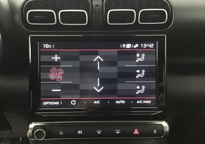 Écran tactile central du tableau de bord du Citroën C3 Aircross 2024, affichant les réglages de climatisation.