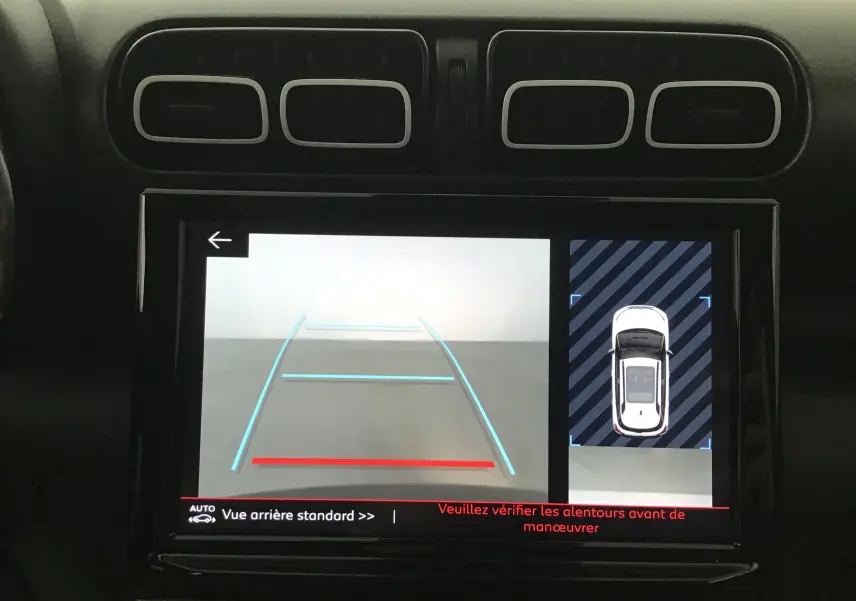 Écran de la caméra de recul du Citroën C3 Aircross 2024 montrant les lignes d’aide au stationnement en intérieur.