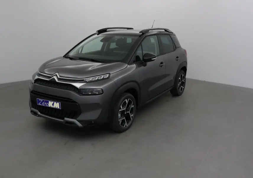 Citroën C3 Aircross 2024 gris platinium et noir en 3/4 avant droit avec jantes alliage et toit noir.