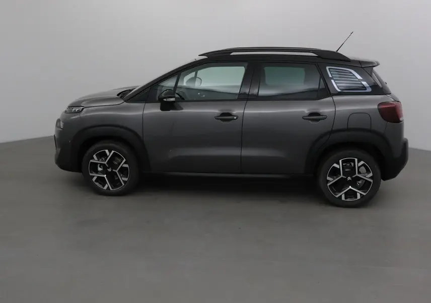 Profil côté gauche d'un Citroën C3 Aircross gris platinium avec toit noir et jantes alliage 17 pouces.