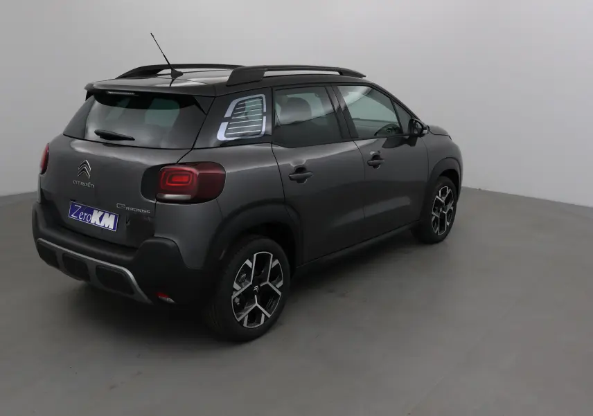 Citroën C3 Aircross gris platinium vue 3/4 arrière droit avec jantes noires et toit noir contrasté.