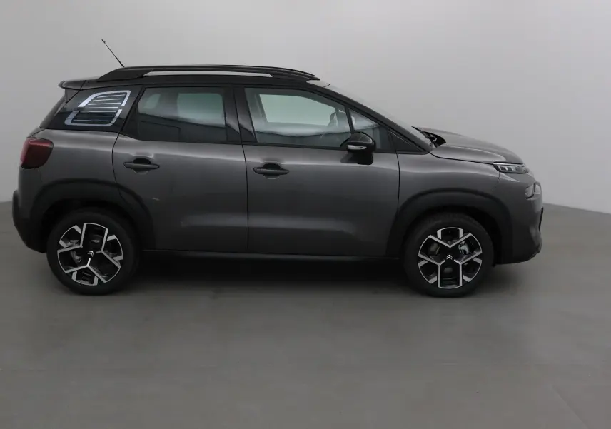 Profil côté gauche du Citroën C3 Aircross gris platinium avec toit noir et jantes alliage 17 pouces.