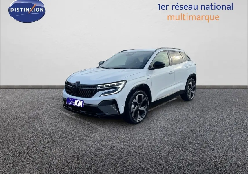 Renault Austral E-Tech hybride blanc nacré, vue 3/4 avant droit avec jantes alliage noires distinctives.