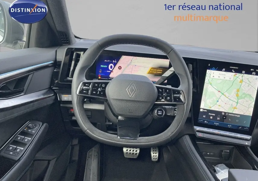 Vue intérieure du tableau de bord et volant du Renault Austral blanc nacré 2025 avec écran tactile et affichage numérique.