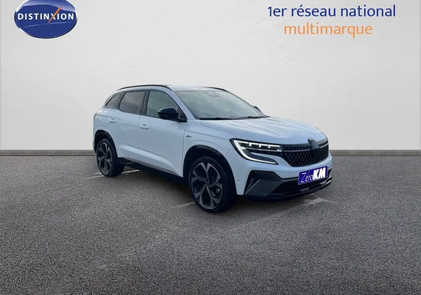 Renault Austral E-Tech hybride blanc nacré, vue 3/4 avant droit avec jantes noires distinctives.