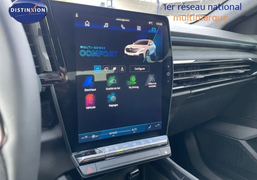 Vue rapprochée de l'écran tactile central du tableau de bord du Renault Austral blanc nacré 2025, affichant les réglages multimodes.