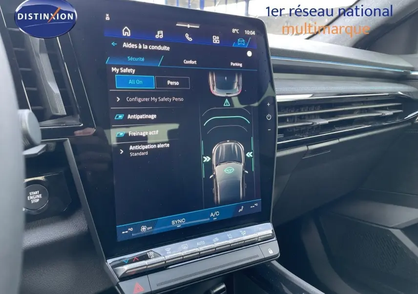 Écran tactile central affichant les aides à la conduite du Renault Austral blanc nacré, intérieur moderne et épuré.