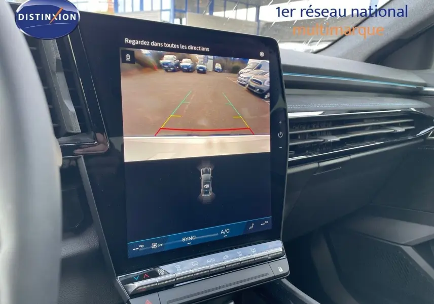 Écran tactile central affichant la caméra de recul dans l'habitacle du Renault Austral blanc nacré 2025.