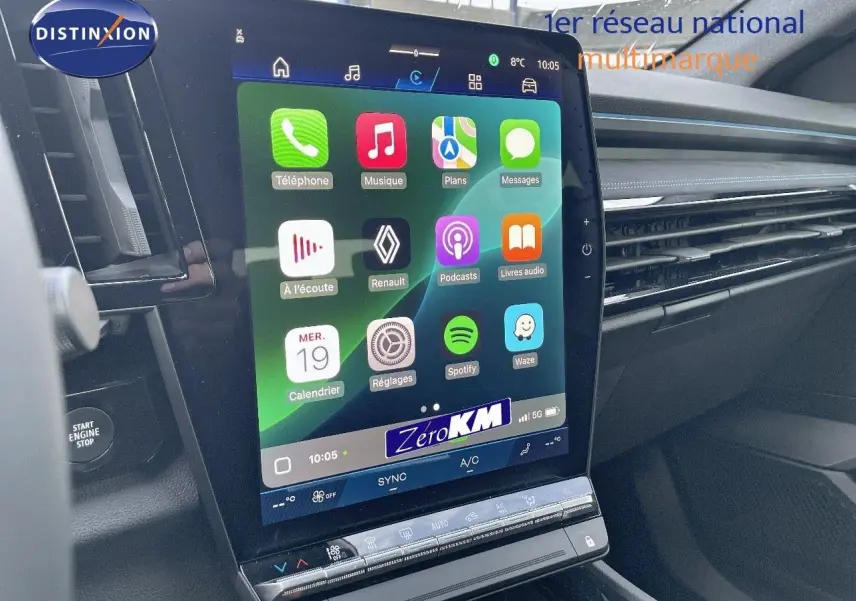 Écran tactile central affichant des applications connectées dans l'habitacle moderne du Renault Austral blanc nacré 2025.