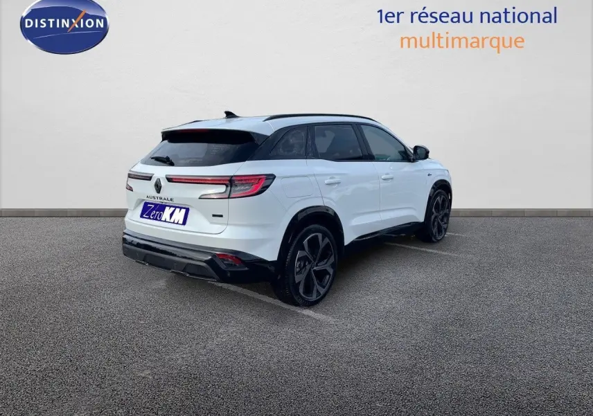 Vue 3/4 arrière droite du Renault Austral blanc nacré, soulignant ses feux LED et ses jantes noires distinctives.