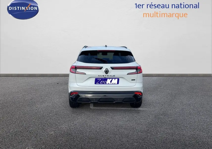 Vue arrière d'un Renault Austral blanc nacré avec feux LED horizontaux et logo central sur fond neutre.