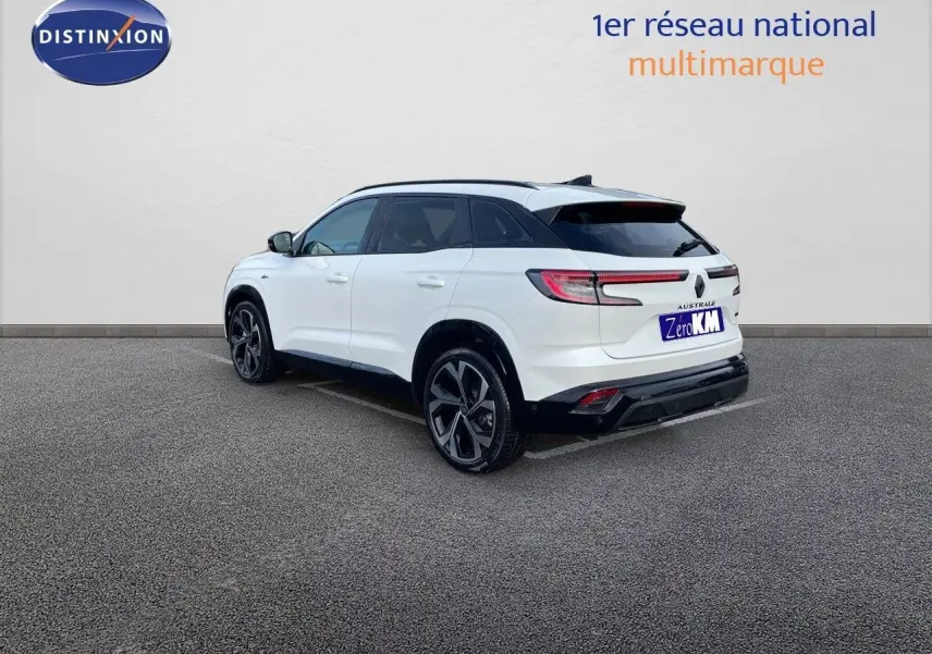 Renault Austral blanc nacré métal en 3/4 arrière droit, avec jantes noires et toit noir contrasté.