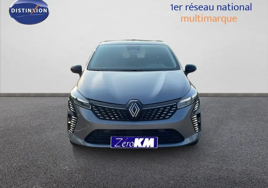 Vue de face d'une Renault Clio 1.5 DCI 100ch Evolution gris schiste métal avec feux LED et calandre moderne.