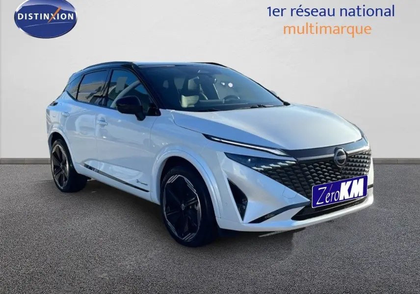 Nissan Qashqai 2025 blanc nacré avec toit noir, vue 3/4 avant mettant en valeur sa calandre distinctive et ses jantes noires.