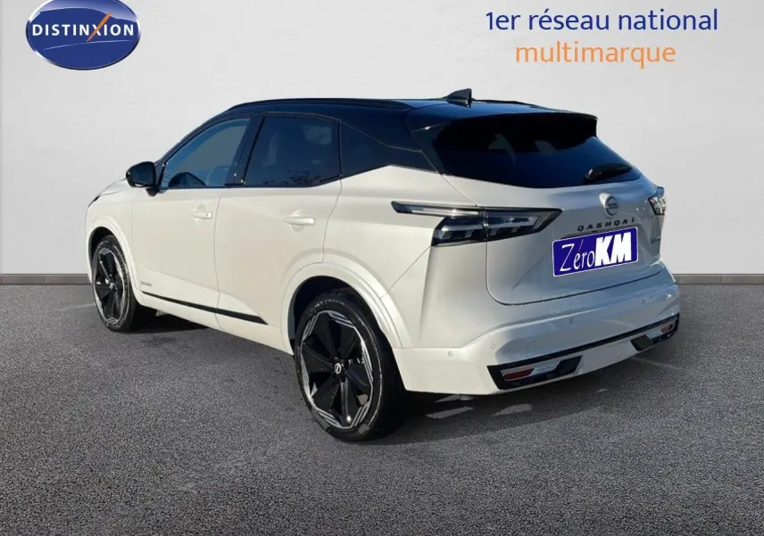 Vue 3/4 arrière droite du Nissan Qashqai 2025 blanc nacré avec toit noir et jantes noires distinctives.