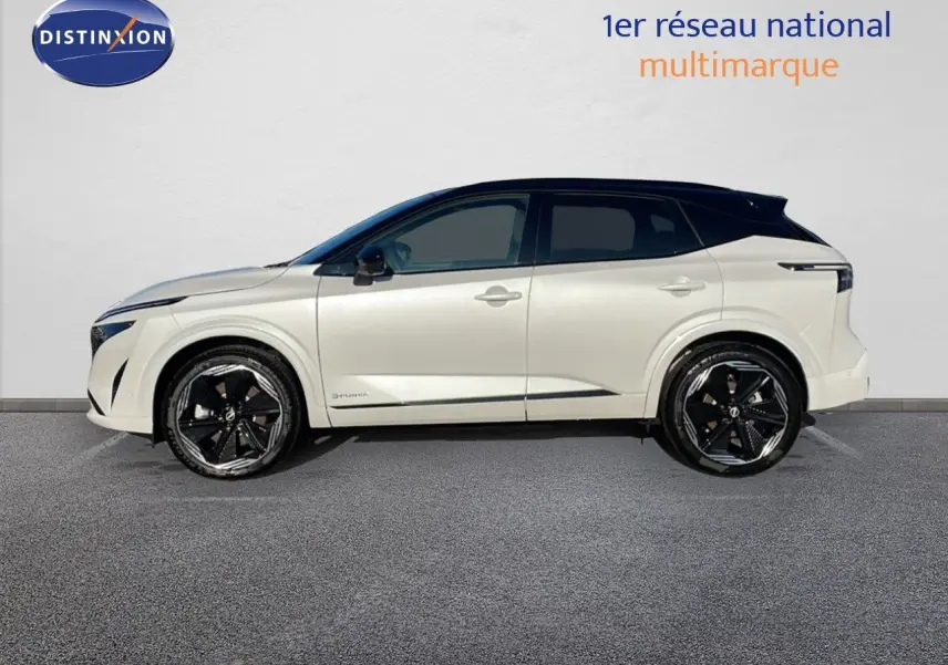 Nissan Qashqai 2025 blanc nacré toit noir vu de profil côté gauche avec jantes noires distinctives.