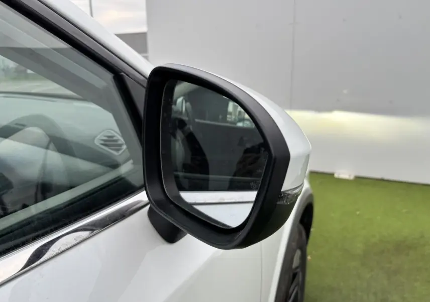 Rétroviseur côté gauche blanc nacré du Nissan Qashqai III 1.5 E-POWER N-Connecta, avec clignotant intégré.