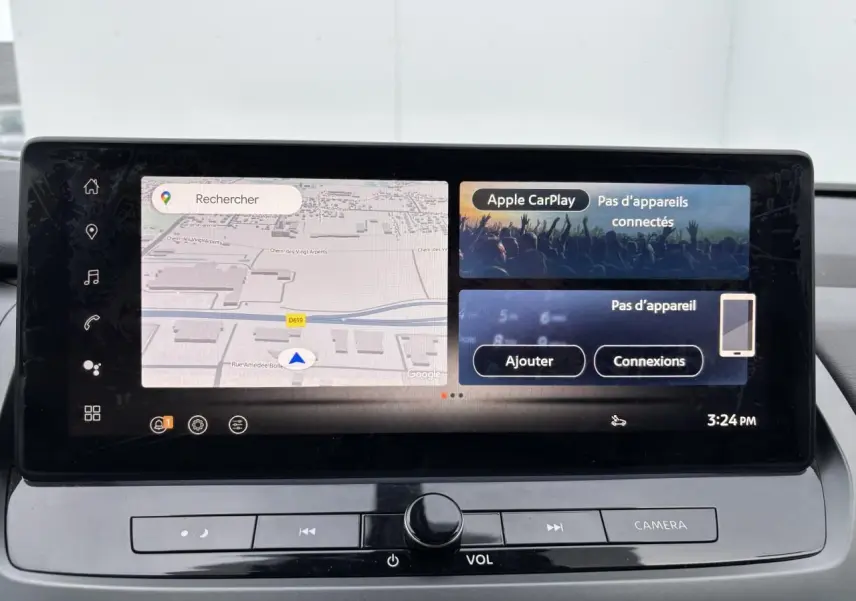 Écran tactile central du Nissan Qashqai blanc nacré 2025 affichant la navigation et Apple CarPlay.