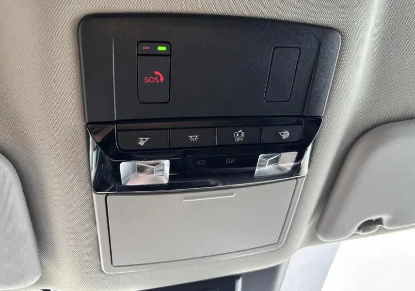 Vue en gros plan du plafonnier intérieur noir et gris du Nissan Qashqai blanc nacré avec boutons SOS et éclairage LED.