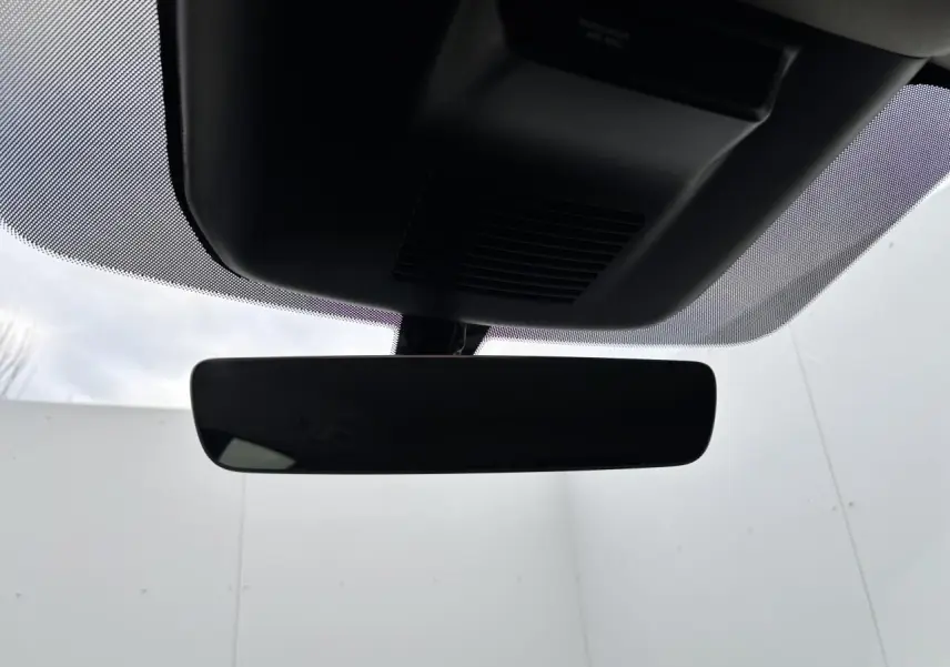 Rétroviseur intérieur noir du Nissan Qashqai blanc nacré, vue centrée depuis l'habitacle vers le pare-brise.