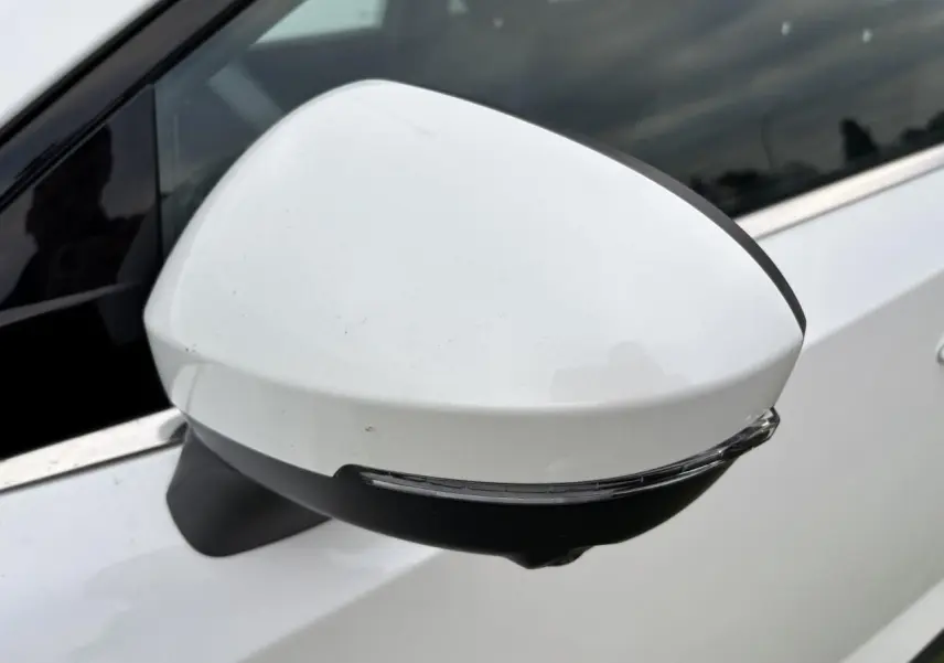 Rétroviseur droit blanc nacré du Nissan Qashqai III 2025 avec clignotant LED intégré, vue rapprochée côté droit.