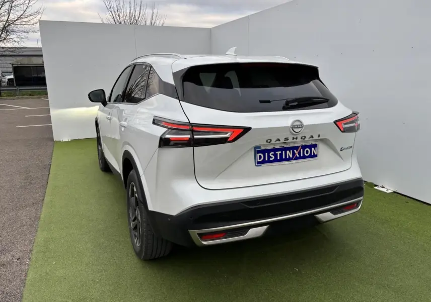 Vue 3/4 arrière d'un Nissan Qashqai blanc nacré avec feux LED et toit avec antenne aileron de requin.