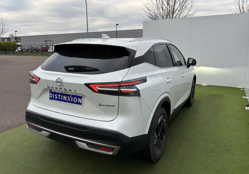 Vue 3/4 arrière droite du Nissan Qashqai blanc nacré avec feux LED et toit avec antenne aileron de requin.