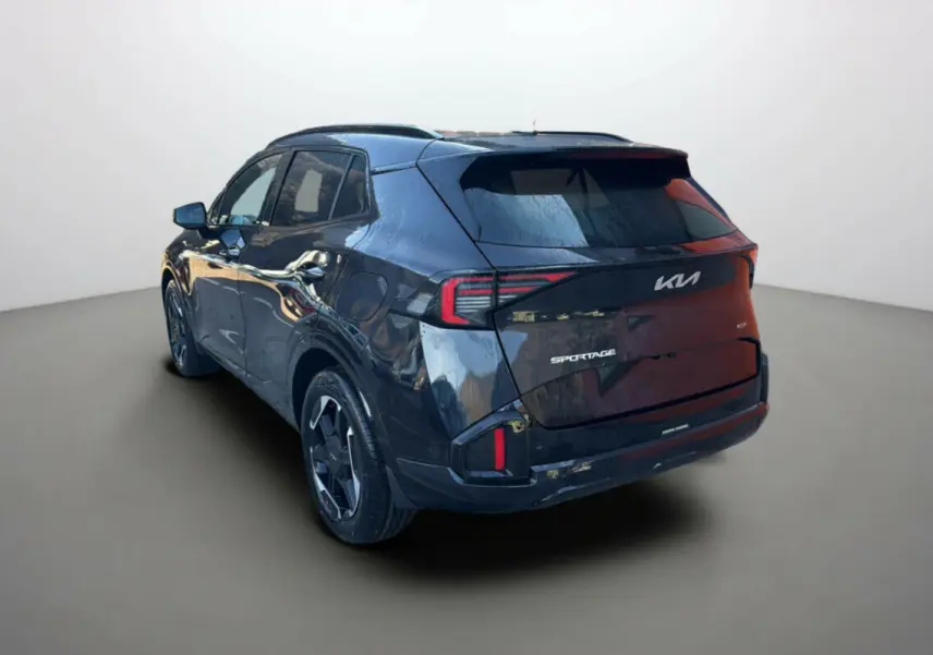 Vue 3/4 arrière gauche d'un KIA Sportage noir étoilé avec feux arrière LED et jantes alu 18 pouces.