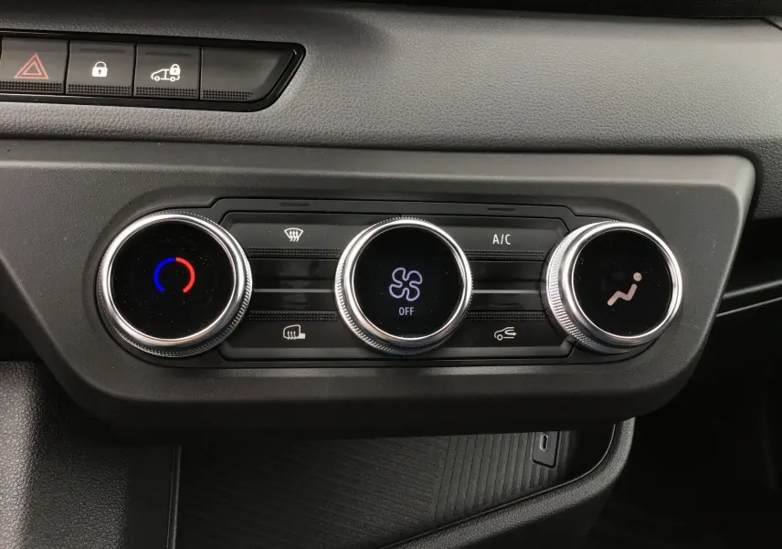 Gros plan sur les commandes de climatisation du Renault Master 2025, avec réglages circulaires et affichages digitaux.