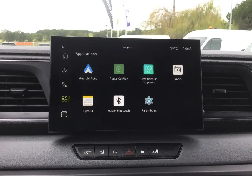 Écran tactile central du Renault Master L2H2 blanc, vue intérieure frontale mettant en valeur le système multimédia OpenRlink.