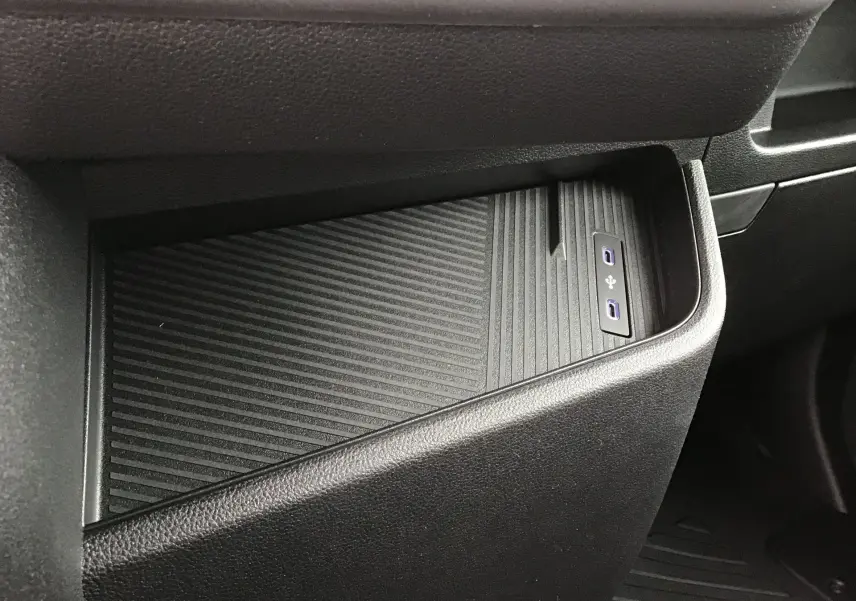 Gros plan sur le rangement central noir avec deux ports USB du Renault Master L2H2 blanc, intérieur avant côté passager.