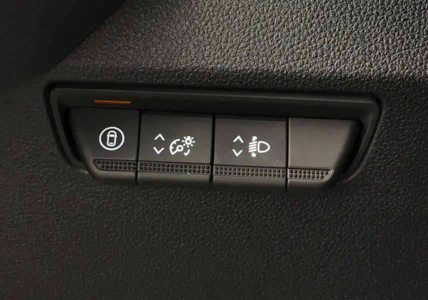 Gros plan sur les boutons de réglage d’éclairage et verrouillage intérieur du Renault Master blanc, vue intérieure.