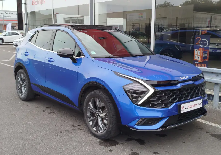 KIA SPORTAGE bleu Fusion métallisé en 3/4 avant droit, avec calandre noire et feux LED en forme de V.