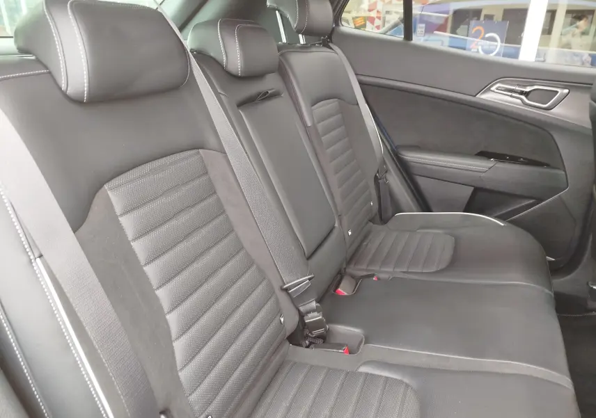 Vue intérieure côté droit des sièges arrière noirs en cuir et tissu du Kia Sportage 2022, finition GT-Line Premium.
