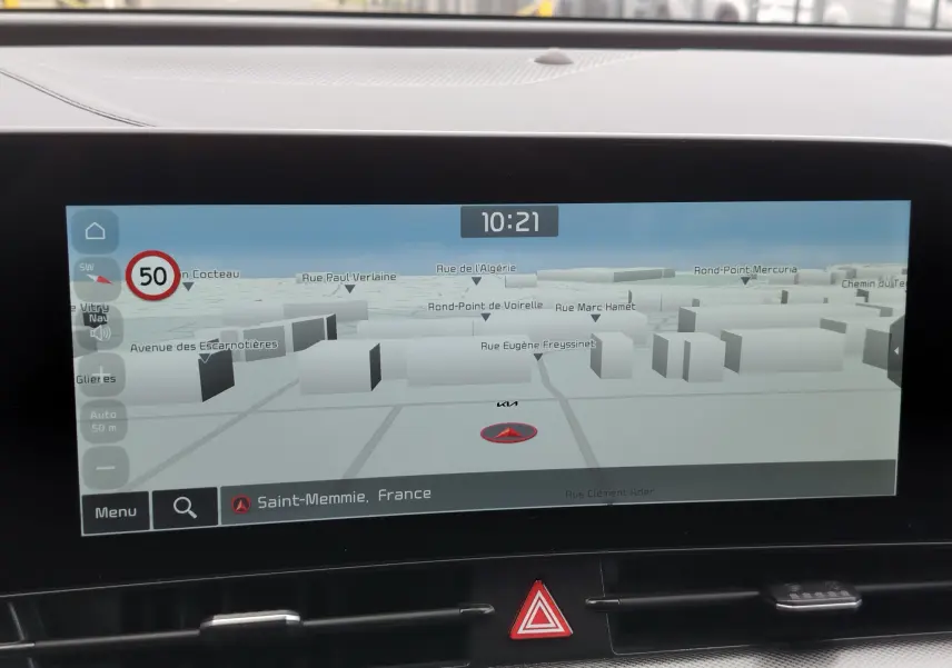 Écran central du Kia Sportage 2022 montrant la navigation GPS en 3D avec carte de Saint-Memmie, interface moderne et claire.