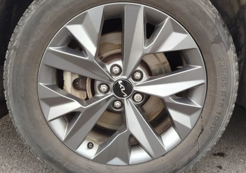 Gros plan sur la jante alliage grise du Kia Sportage 2022, mettant en valeur le logo KIA au centre.