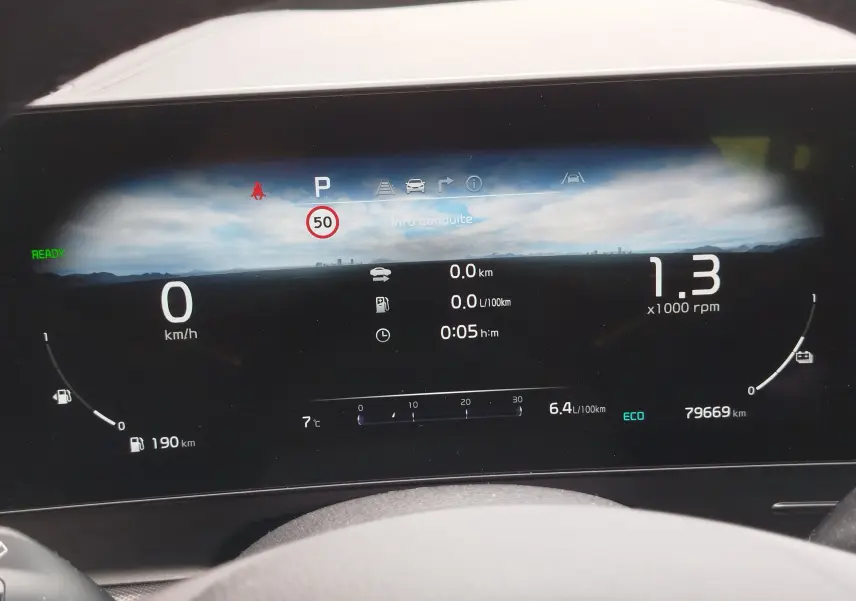 Affichage numérique du tableau de bord du Kia Sportage 2022, montrant la vitesse, régime et autonomie.